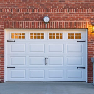 tips-for-avoiding-surprise-garage-door-r-640x480-27533086.jpeg