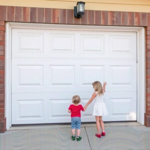 garage-door-safety-tips-for-families-wit-640x480-28157980.jpeg