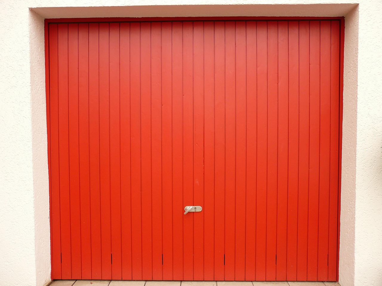 identify-when-to-call-local-garage-door-640x480-nx8iu9