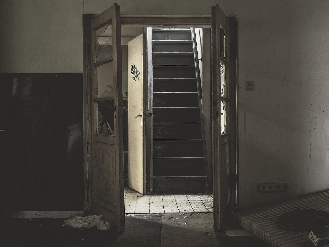 common causes of broken garage door tracks and rollers